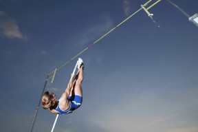 开云体育2026-赛道与球场的双重奏，当F1引擎轰鸣遇见CBA绝杀呐喊