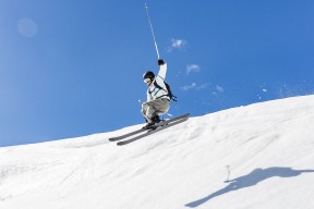 开云体育入口-冰雪之战，瑞士险胜瑞典，维尼修斯闪耀2026世界杯F组