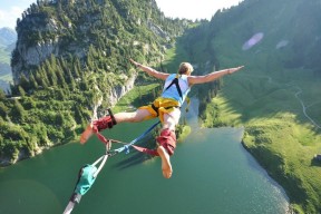 开云体育官方网站-新疆队击败雄鹿，贝恩稳定输出不掉线，中国篮球的破冰启示录